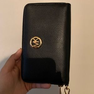 it’s made to put a phone and carry money and cards